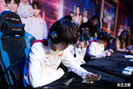 LPL主持余霜晒欧洲杯节目返图：感受到成长真的会很开心